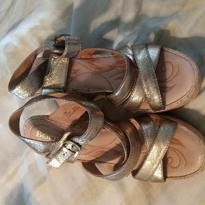 Born metallic wedges